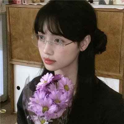 玻璃橱窗中的姑娘